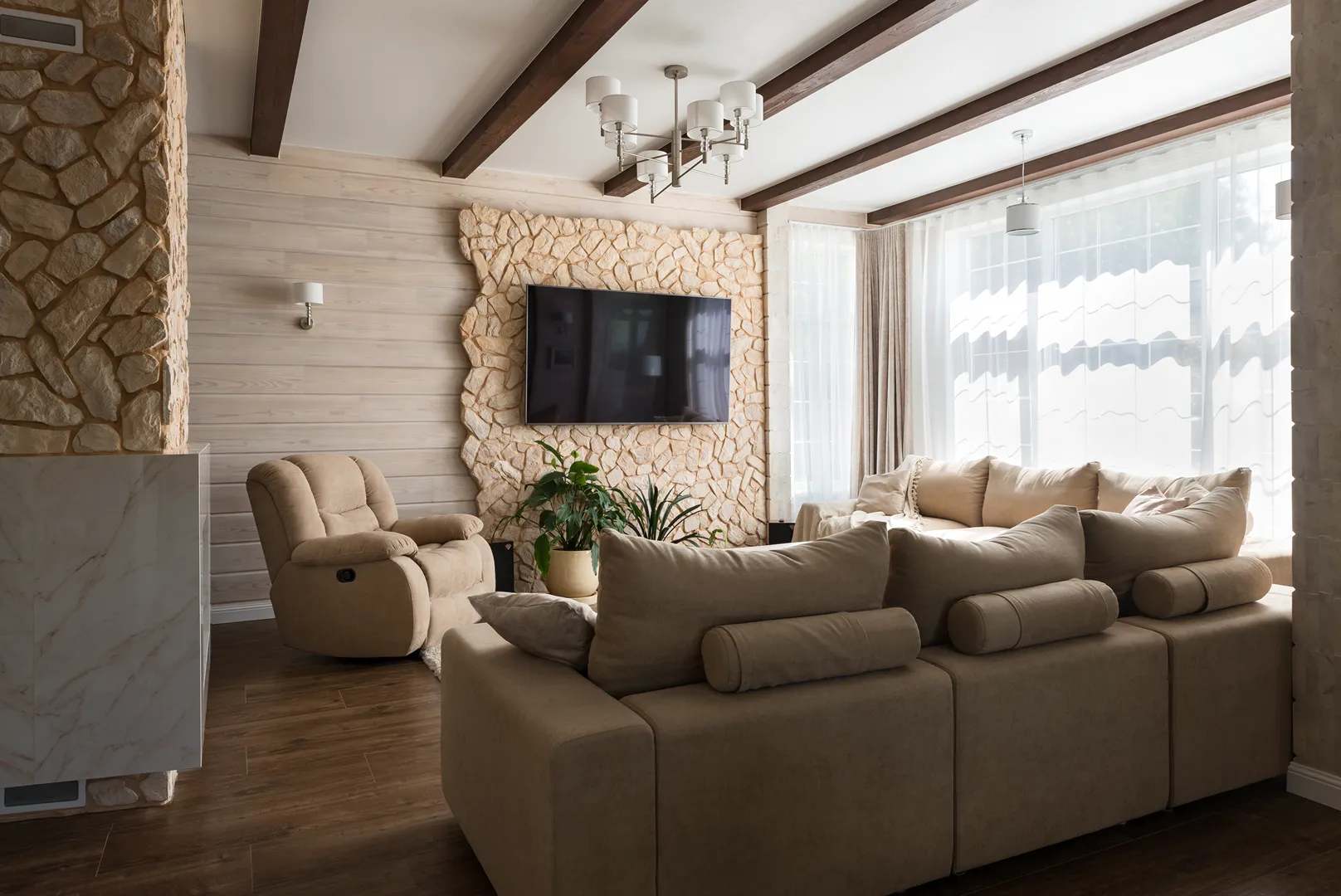 Интерьер в доме из бессучкового клееного бруса 1