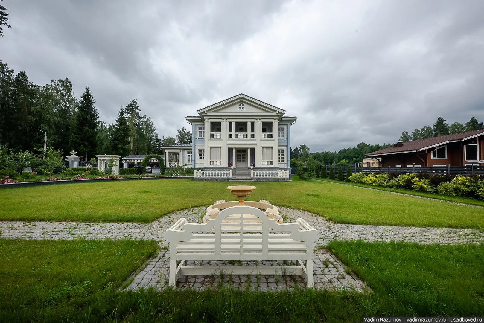 Элитный загородный дом из клееного бруса в стиле русской усадьбы
