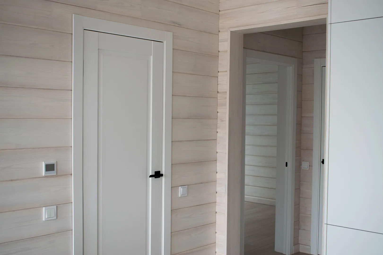 Торцевые накладки и деревянные двери из массива