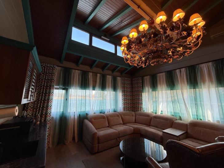 Баня из клееного бруса на берегу озера