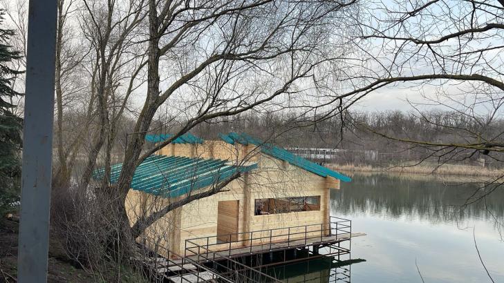 Баня из клееного бруса на берегу озера