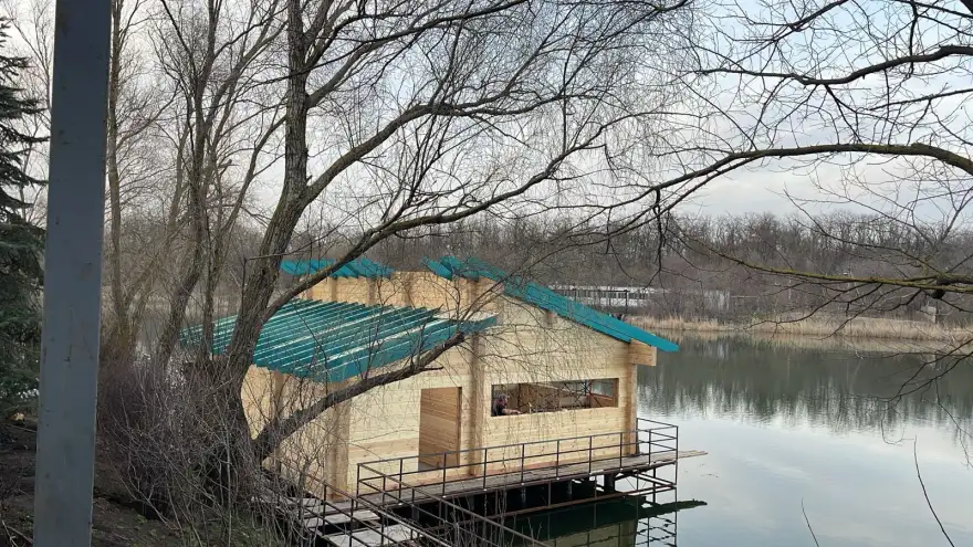 Баня из клееного бруса на берегу озера