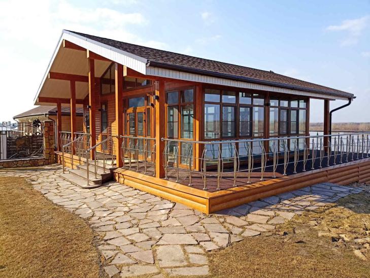 Беседка из клееного бруса на берегу Волги