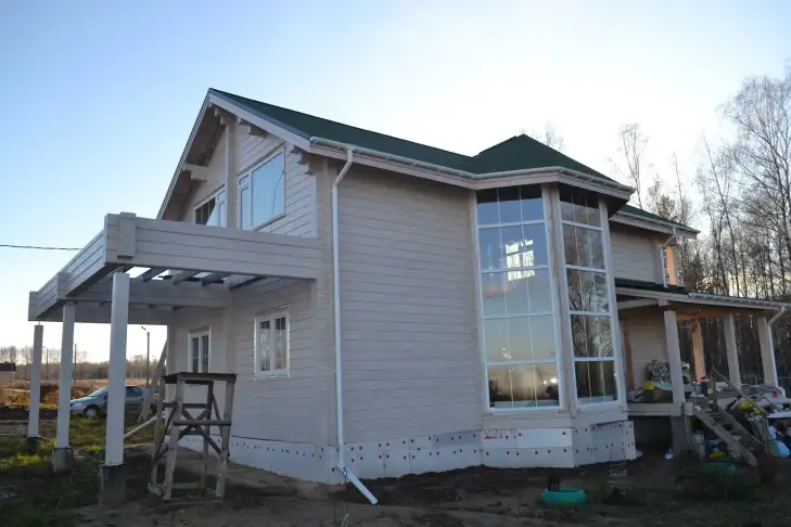 Дом из клееного бруса со стеклянным эркером