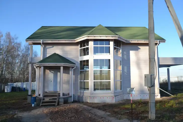 Дом из клееного бруса со стеклянным эркером