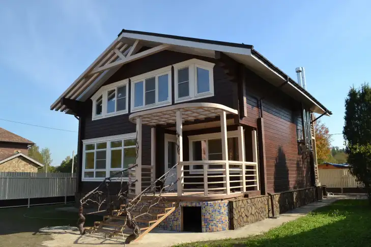 Двухэтажный коттедж из бруса на узком участке