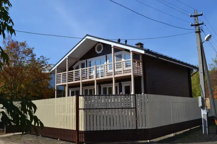 Двухэтажный коттедж из бруса на узком участке