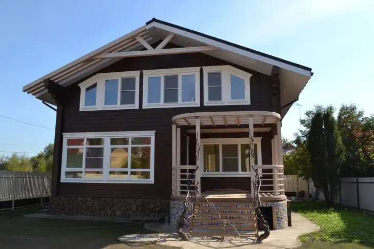 Двухэтажный коттедж из бруса на узком участке