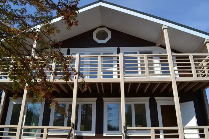 Двухэтажный коттедж из бруса на узком участке