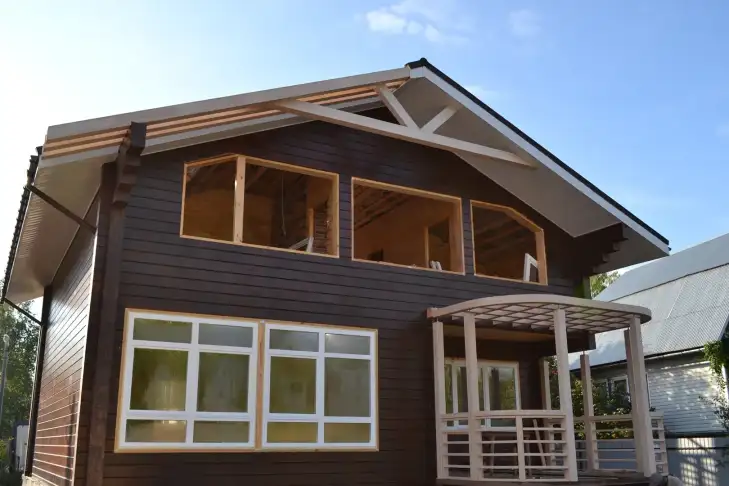 Двухэтажный коттедж из бруса на узком участке