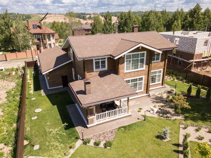 Коттедж из бессучкового клееного бруса