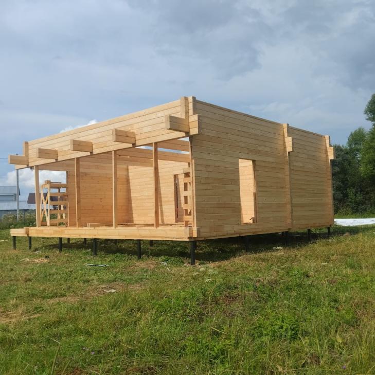 Одноэтажный дом из бруса с панорамным остеклением