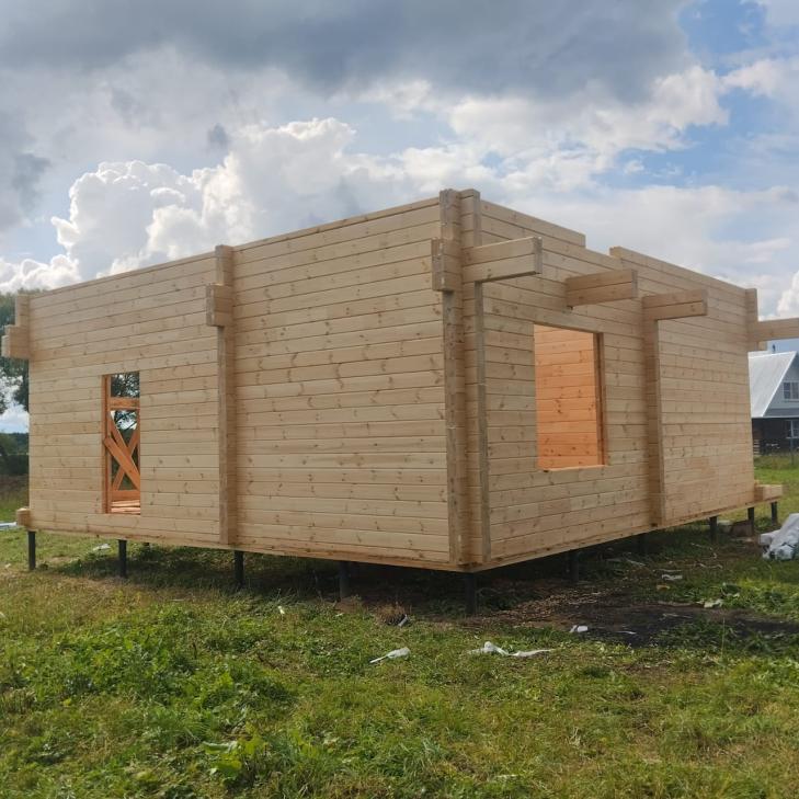 Одноэтажный дом из бруса с панорамным остеклением