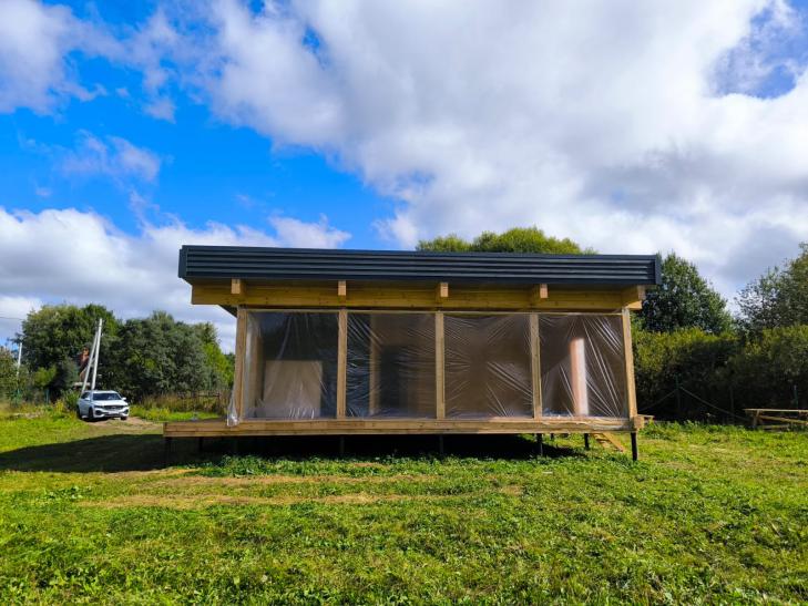 Одноэтажный дом из бруса с панорамным остеклением