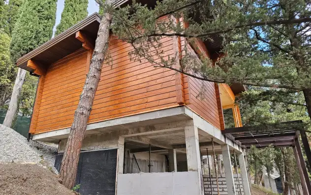 Баня из бруса на сложном рельефе