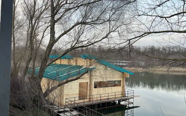 Баня из клееного бруса на берегу озера