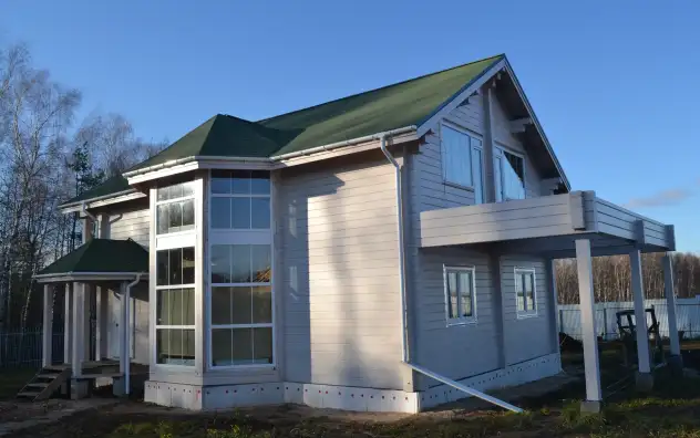 Дом из клееного бруса со стеклянным эркером