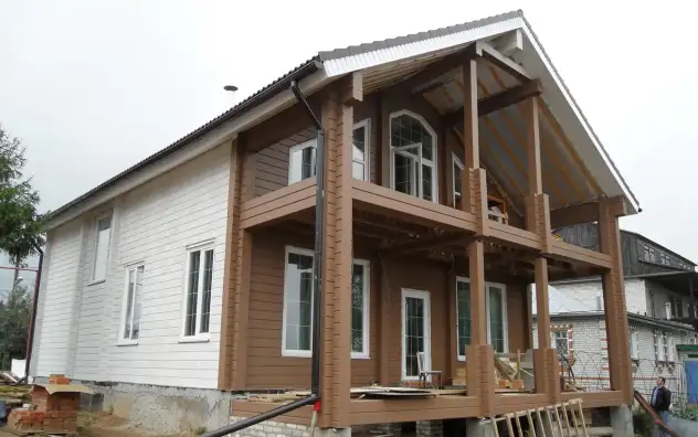 Дом из комбинированного бруса на откосе