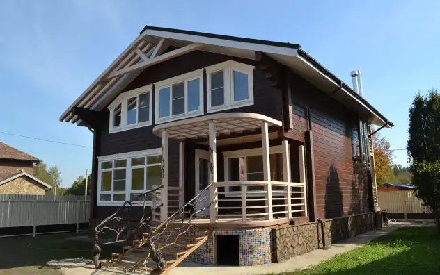 Двухэтажный коттедж из бруса на узком участке