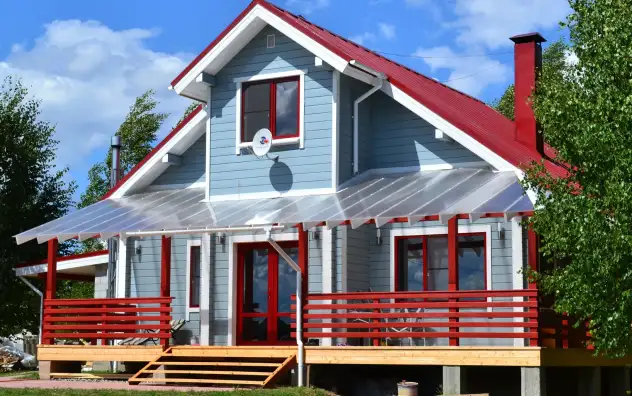 Яркий коттедж из клееного бруса